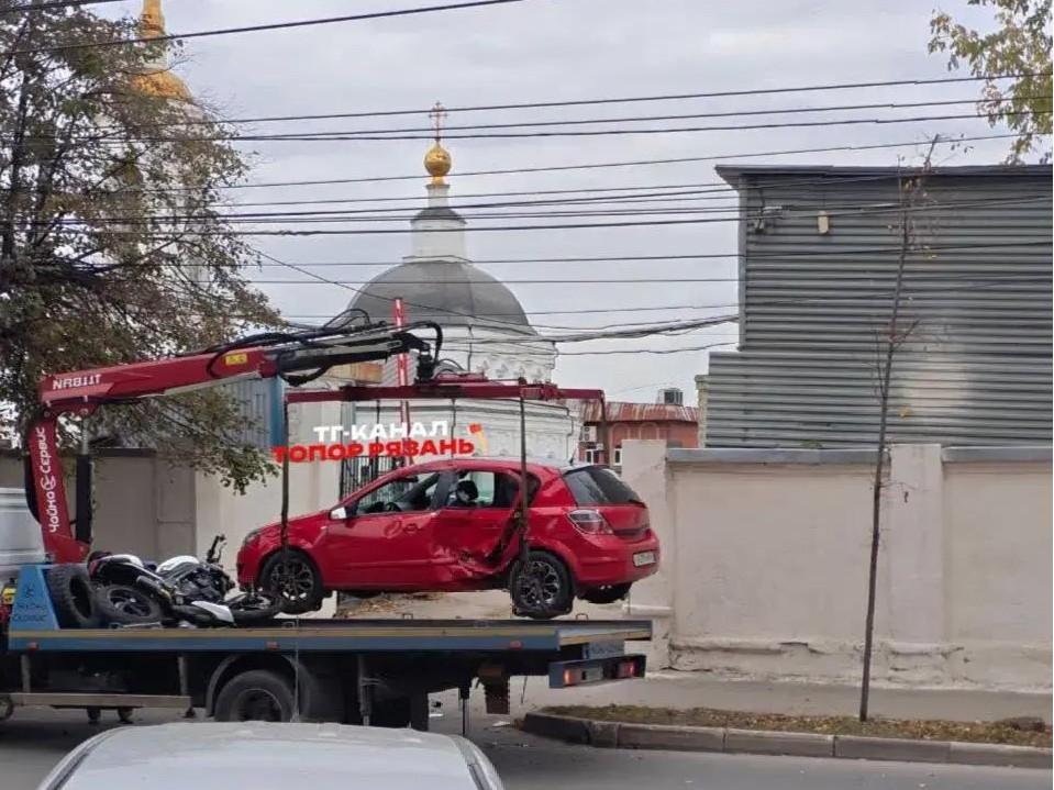 Авария в центре Рязани: мотоцикл врезался в машину