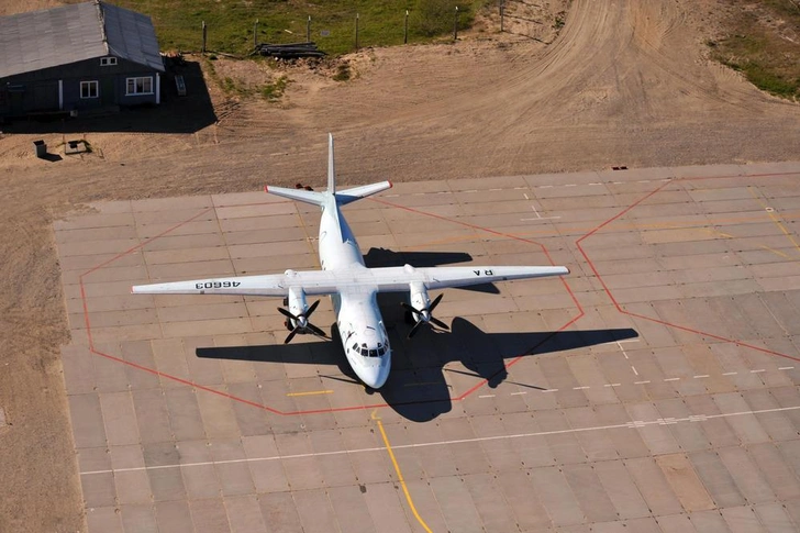 Самолет модели Ан-24 | www.starhit.ru