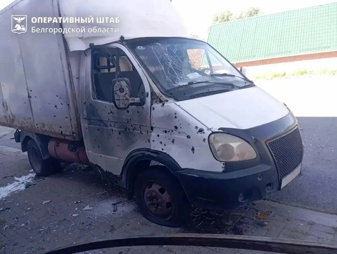 Последствия атаки на парковку в Октябрьском 24 августа, при которой пострадал мужчина | Источник: Оперштаб Белгородской области / max.ru