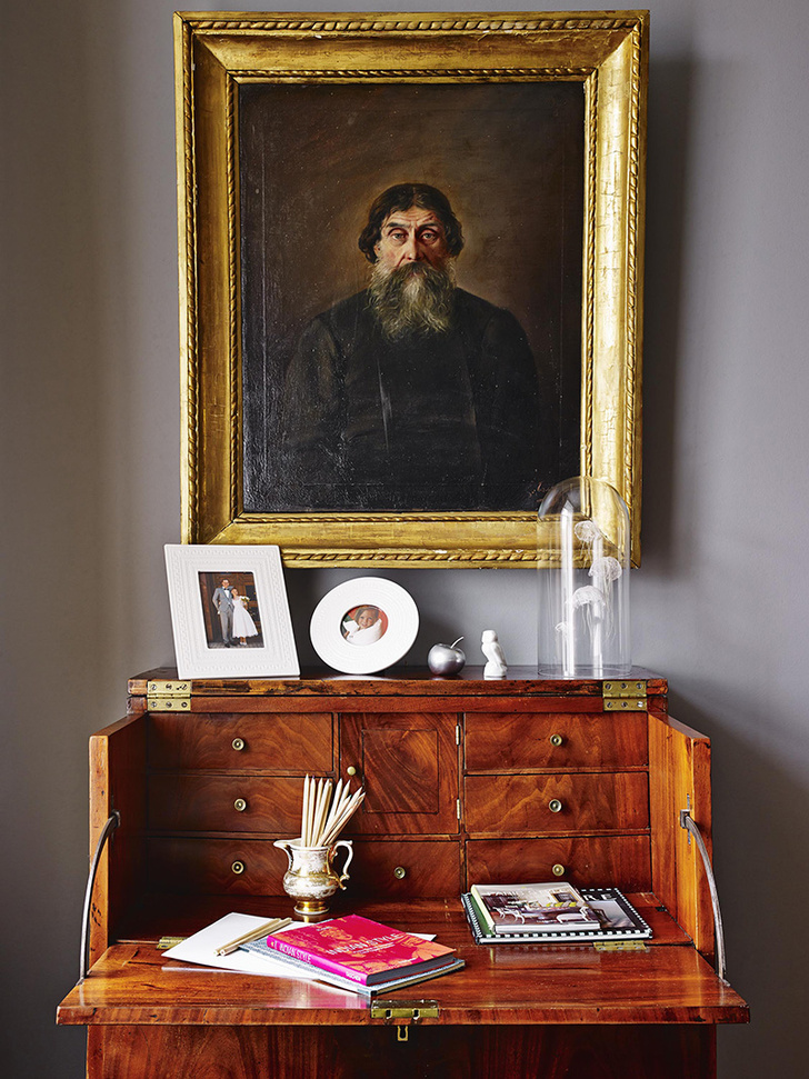 На бюро – семейные фотографии и скульптура «Медузы», купленная в Париже. Над ними – потрет русского купца XIX .