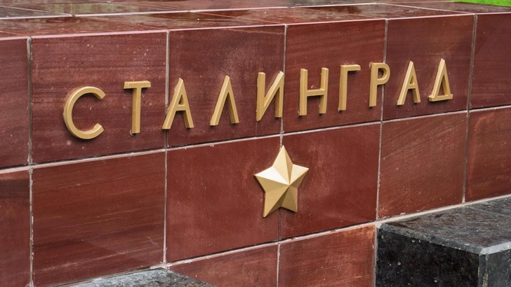 Аллея городов-героев в Александровском саду у Кремлевской стены | Источник: VGV MEDIA/Shutterstock/Fotodom.ru