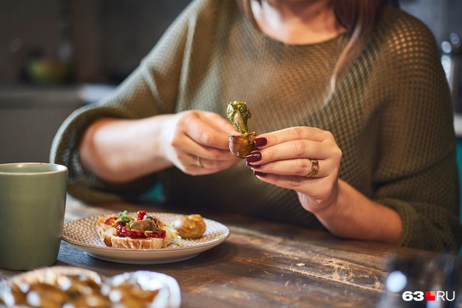 Можно отправить деликатес прямо в рот, а можно положить на хлеб | Источник: Роман Данилкин / 63.RU