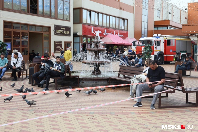Часть рынка пострадала от пожара после того, как на него упали обломки БПЛА | Источник: Артем Устюжанин / MSK1.RU