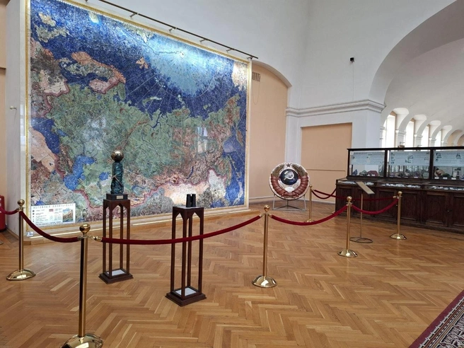 Карта СССР, усыпанная самоцветами | Источник: Ирина Багликова