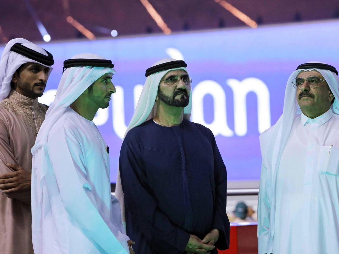 Шейх Мохаммед ибн Рашид Аль Мактум (второй справа) с двумя своими сыновьями и братом шейхом Хамданом ибн Рашидом Аль Мактумом (Дубай, 2013) | marieclaire.ru