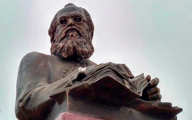 Так выглядит памятник легендарному врачу | Источник: Балашовский район |Администрация / Telegram