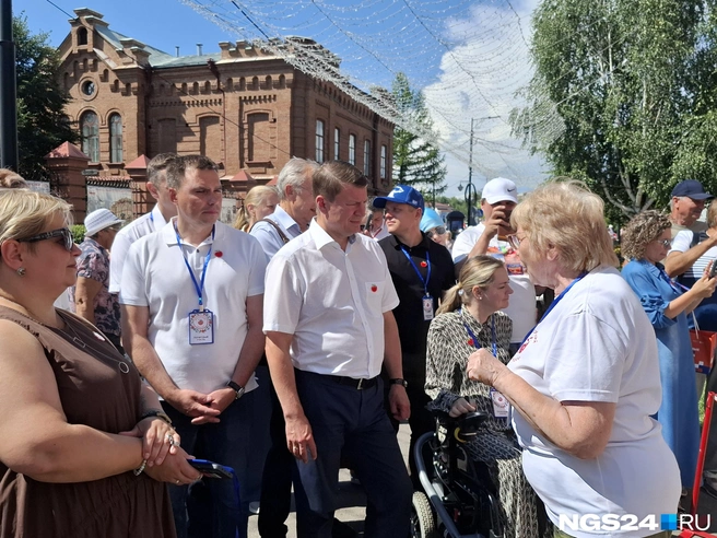 Среди гостей в этом году мы заметили и бывшего мэра Красноярска, а ныне действующего депутата Госдумы Сергея Еремина (в центре) | Источник: Татьяна Зарва / NGS24.RU