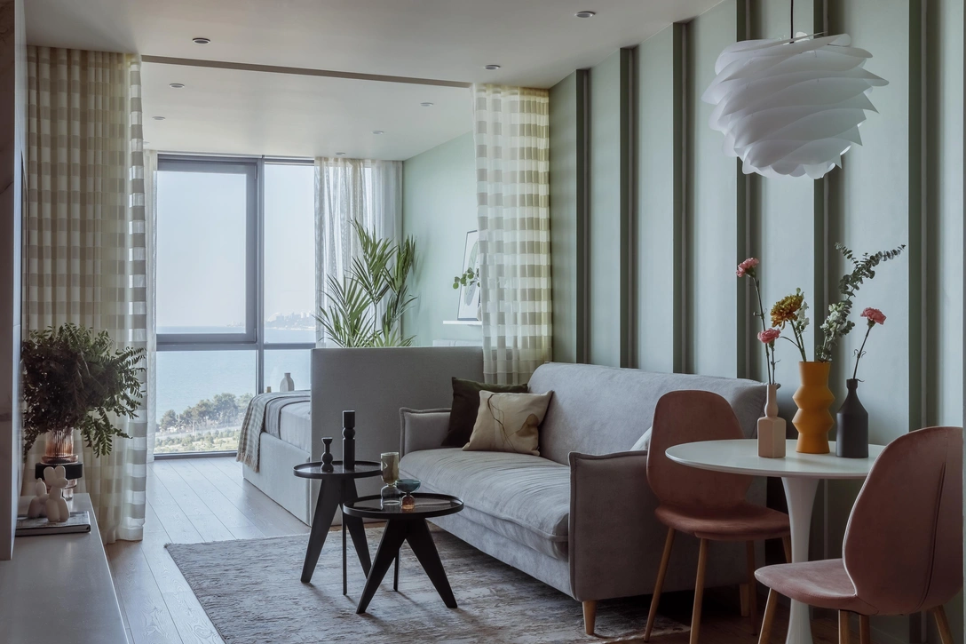 Хозяйка квартиры — светлая, жизнерадостная женщина, она часто смеется и шутит, любит жизнь и на все смотрит с позитивом. И интерьер квартиры стал отражанием ее легкого, веселого характера. «Яркие, женственные, светлые оттенки — это все о ней. Графичность и контрасты — это ее внутренний стержень и ее сила», — говорит дизайнер Мария Гарина. | Источник: Михаил Чекалов. Стиль: Екатерина Наумова