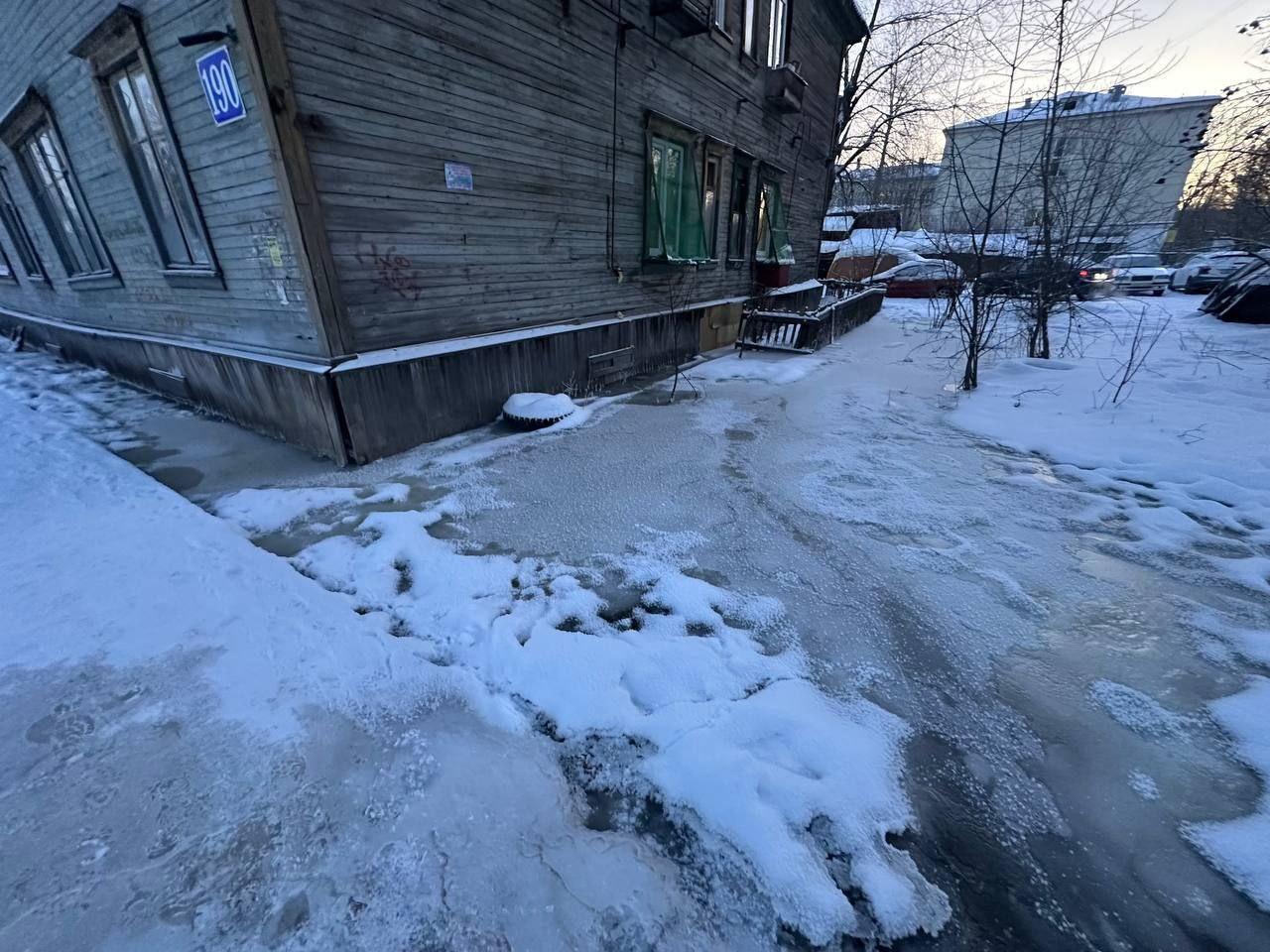 В Архангельске топит подъезд водой из-под земли