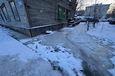 Подземная течь затопила подъезд в Архангельске