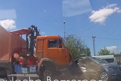 ДТП с самосвалом и легковушкой на Второй Продольной в Волгограде