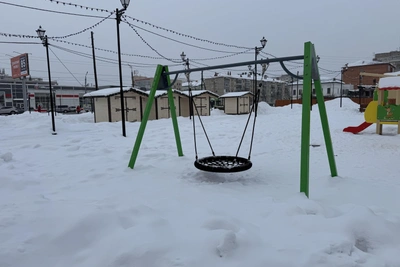 У центрального рынка открыли детскую площадку с горками и качелями