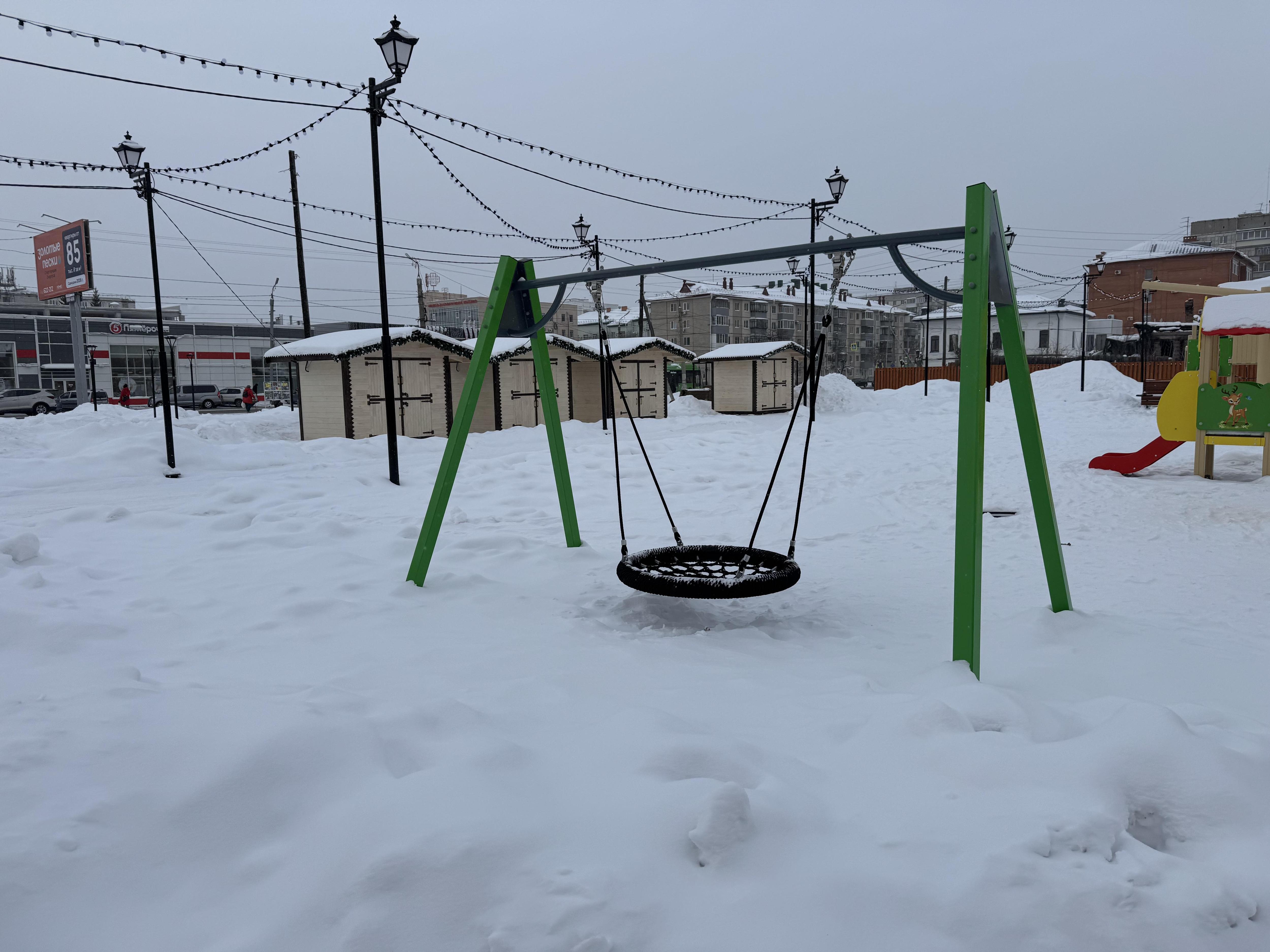 Горки, качели и «Звездное небо»: у центрального рынка появилась новая детская площадка 