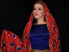 Сказал сыну, что мать умерла при родах: чиновник 10 лет преследует бывшую жену-актрису