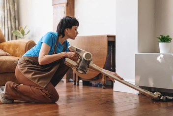 «После рождения дочери появилась странная зависимость от чистоты пола — хочется мыть и пылесосить его каждый день»