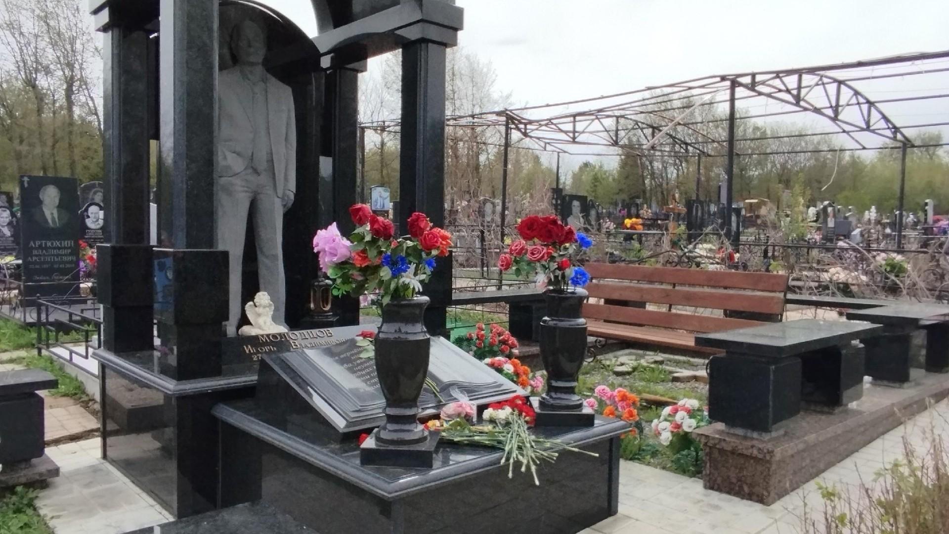 Под сенью Георгия Победоносца: как выглядит могила вора в законе, который «смотрел» за Уфой