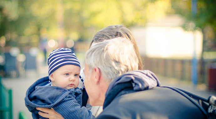 «Наденьте на ребенка шапочку!» или Что говорят молодым родителям первые встречные?