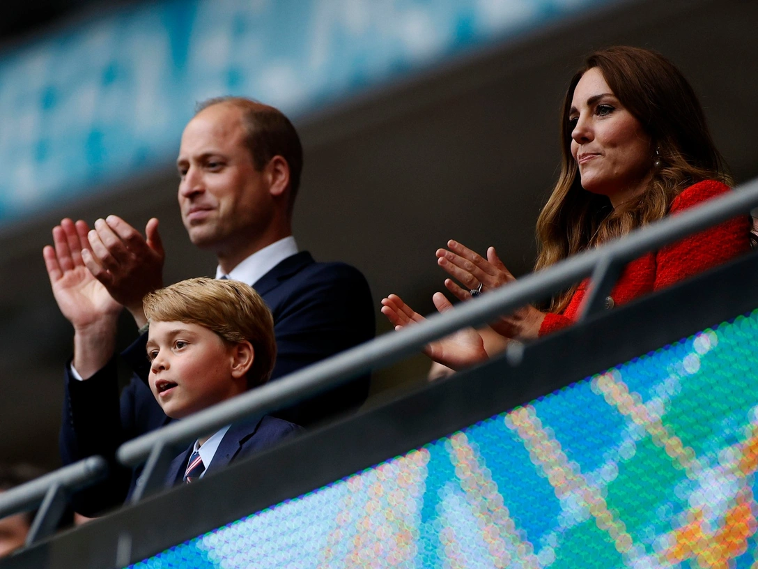 Герцог и герцогиня Кембриджские с принцем Джорджем после матча 1/8 финала чемпионата Европы по футболу-2020 между Англией и Германией, 29 июня 2021 | marieclaire.ru