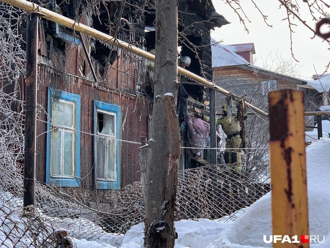 Сгорел дом на улице Запотоцкого в Уфе | Источник: Андрей Бирюков
