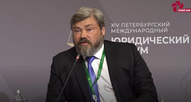 Правоконсервативный миллиардер Константин Малофеев считает, что никакие уступки со стороны императорской семьи не смогли бы усмирить большевиков, которые «желали полной революции с уничтожением, классовым уничтожением своих врагов». | Источник: скриншот трансляции/legalforum.info