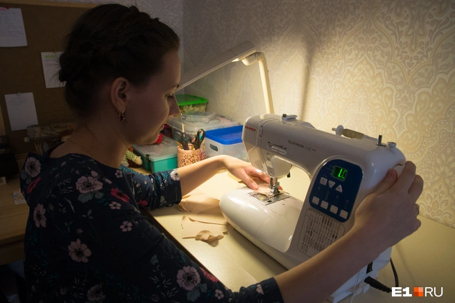В мире, где можно купить всевозможную одежду или игрушки в магазинах, сделанные вручную вещи приобретают особую ценность | Источник: Артем Устюжанин / E1.RU