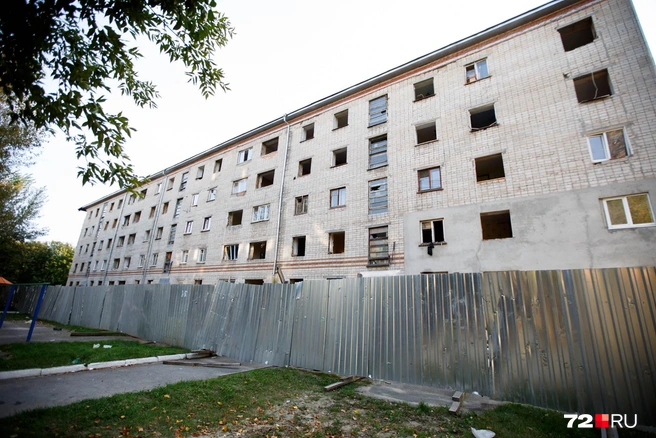 Кирпичную пятиэтажку на Харьковской расселили из-за того, что угол здания начал обваливаться. Аналогичная судьба ждала и рядом стоящее здание, тоже многоэтажное | Источник: Ирина Шарова / 72.RU