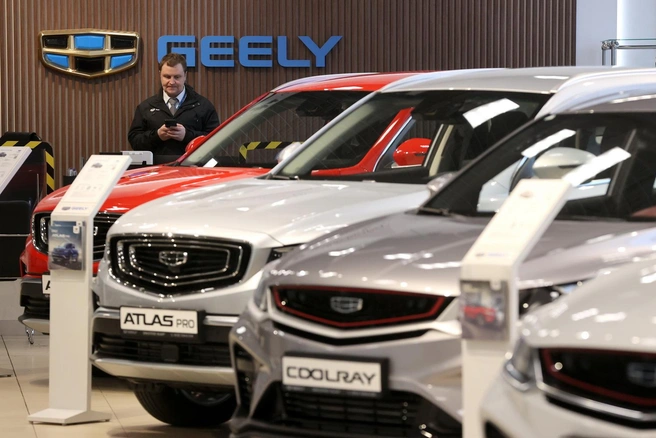 Китайский костер из-под «кормы». Geely в дыму скандала с «паленым» топливом и неисправным двигателем | Источник: Александр Демьянчук / ТАСС