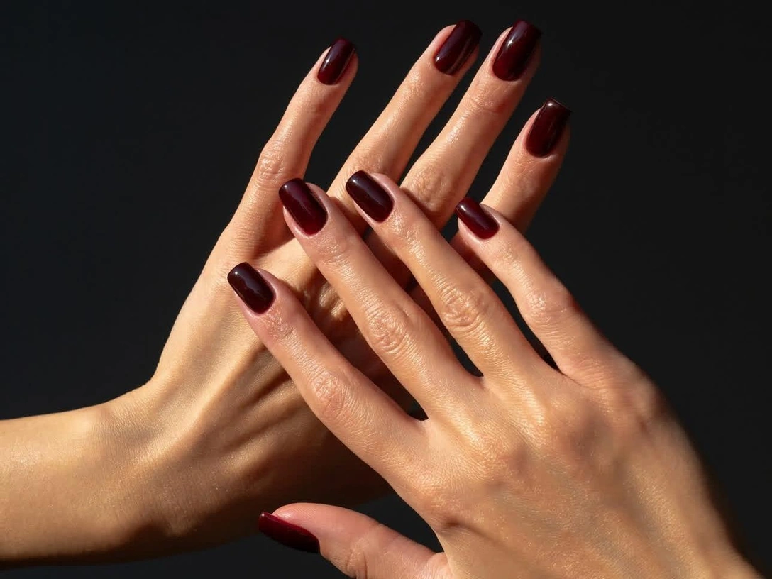 5 идей маникюра в глубоких винных и коричневых оттенках | marieclaire.ru