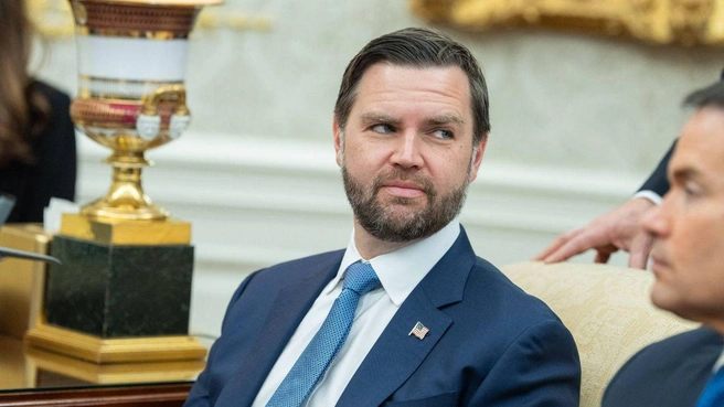 Майкл Коста также высмеял признание Вэнса о том, что он ест корн-доги в одиночестве. | Источник: mega