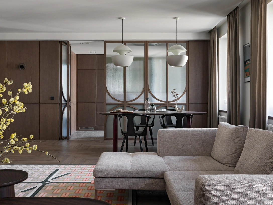 Светильники над столом, Here Comes The Sun, DCW. Диван, FlexLux. Ковер, Moooi. Паркетная доска, Coswick. Постер, Torsten Jovinge, The Power Poe, Moderna Museet, Стокгольм. Аксессуары, Ferm Living, Z.end | Источник: Егор Пясковский. Стиль: Юлия Мамедова