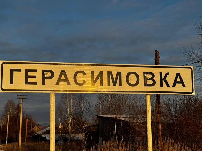 В далекую деревню проложили первую в районе асфальтовую дорогу, асфальт там и сейчас очень хороший | Источник: Елена Панкратьева / E1.RU