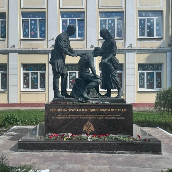 Скульптура «Подвиг врачей и медсестёр в годы ВОВ»