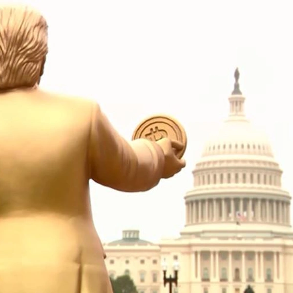 Золотая статуя Трампа с биткоином появилась у Капитолия в Вашингтоне | Источник: кадр из видео wusa TV / CNN