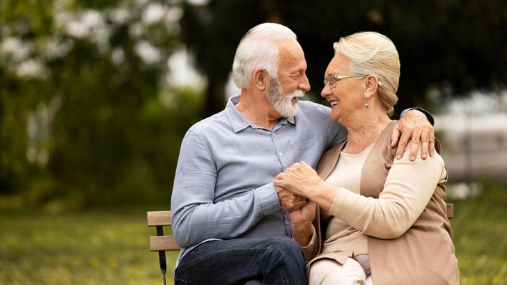 Старость в радость: как творчество и юмор способствуют благополучию пожилых людей?