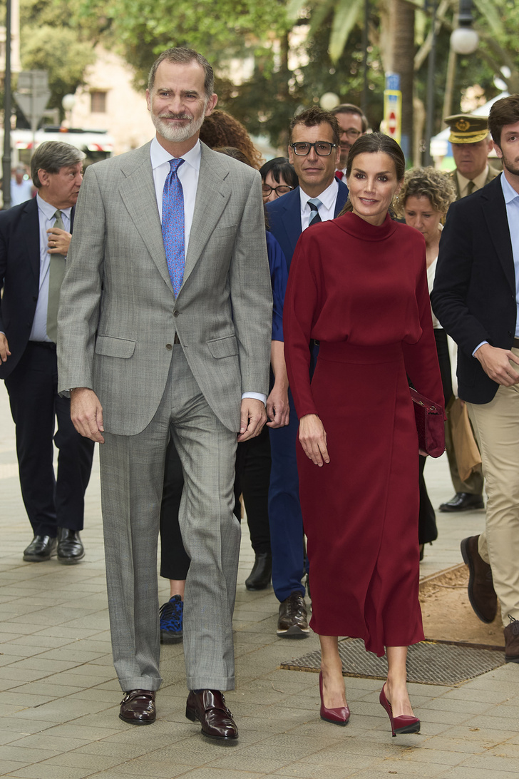 Рубиновый этюд: королева Летиция в платье Massimo Dutti и классических лодочках произвела фурор