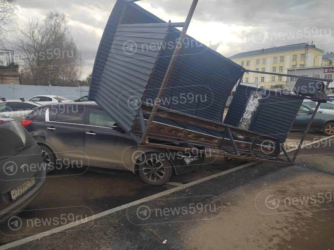 МЧС Прикамья объявили штормовое предупреждение — в Кировском районе из-за ветра уже улетела остановка 