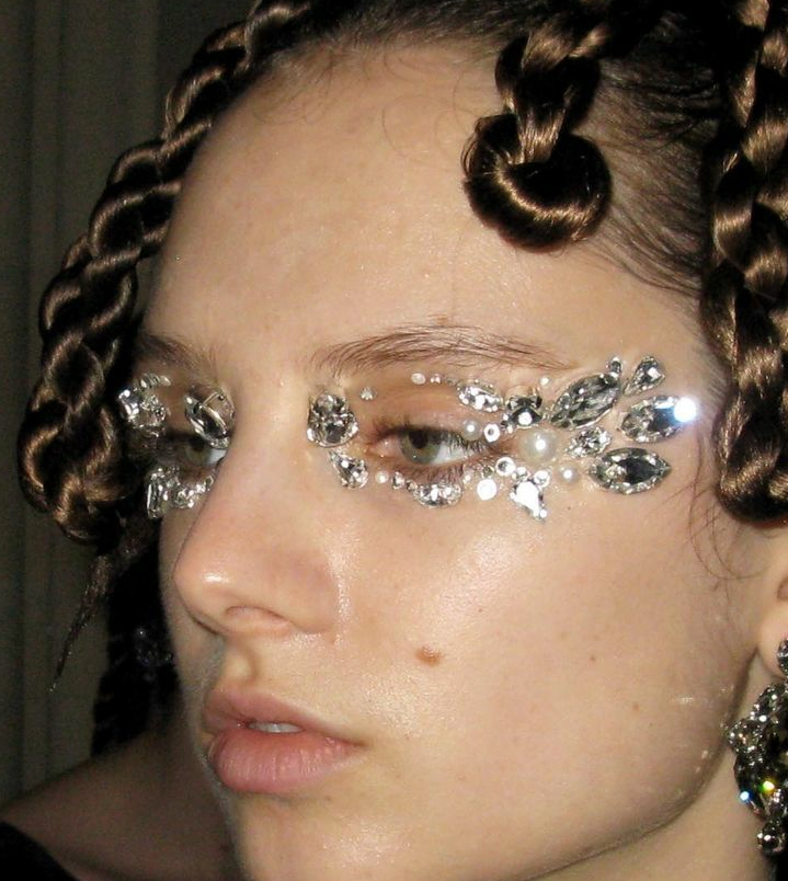 Как выглядит самый красивый макияж спины с кристаллами на показе Simone Rocha AW22