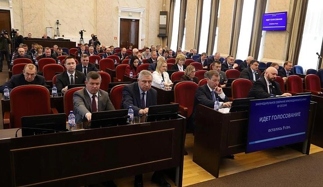 Одним из первых был рассмотрен внесенный губернатором законопроект о поправках в закон «Об основах регулирования земельных отношений в Краснодарском крае» | Источник: пресс-служба Законодательного собрания Краснодарского края