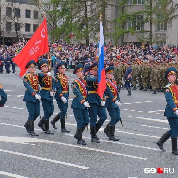 По площади пронесли флаг России и знамя Победы | Источник: Тимофей Калмаков / 59.RU