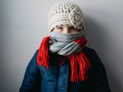 С морозом шутки плохи: как помочь ребенку при обморожении или общем переохлаждении