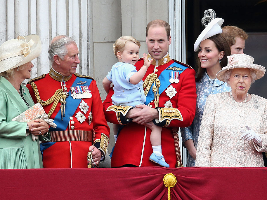 Члены королевской семьи на параде Trooping the Colour, 2015 год | marieclaire.ru