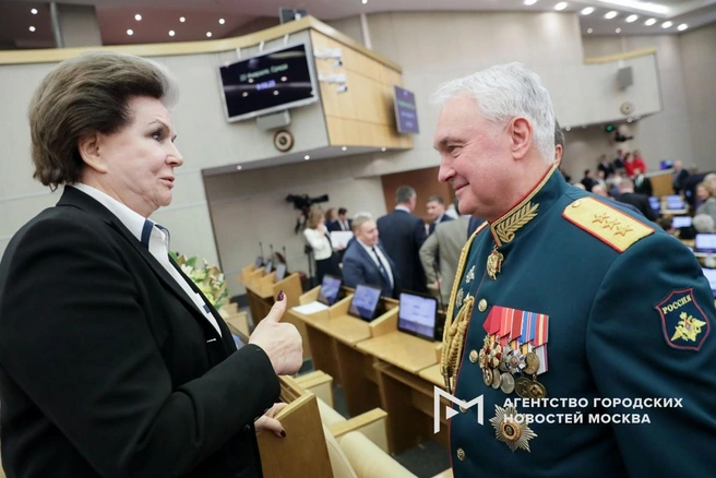 Валентина Терешкова и председатель Комитета по обороне Андрей Картаполов во время пленарного заседания Госдумы | Источник: пресс-служба нижней палаты парламента / Агентство «Москва»