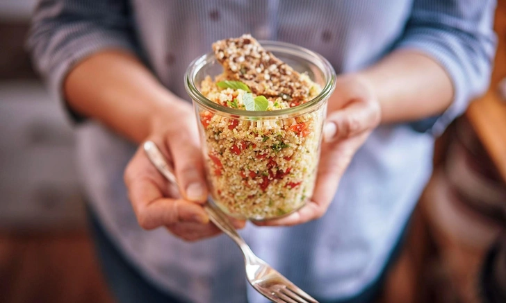 С чем сочетать полезный киноа, чтобы в разы повысить усвоение железа, советует нутрициолог | Источник: iStockphoto/GMVozd