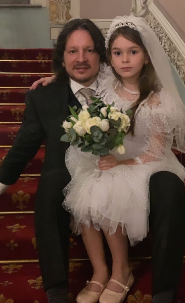 «Прекрасная невеста»: Ирина Гринева примерила белое платье в честь годовщины венчания