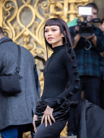 Короткая челка и обтягивающее платье: невероятный образ Зендеи на Неделе высокой моды в Париже