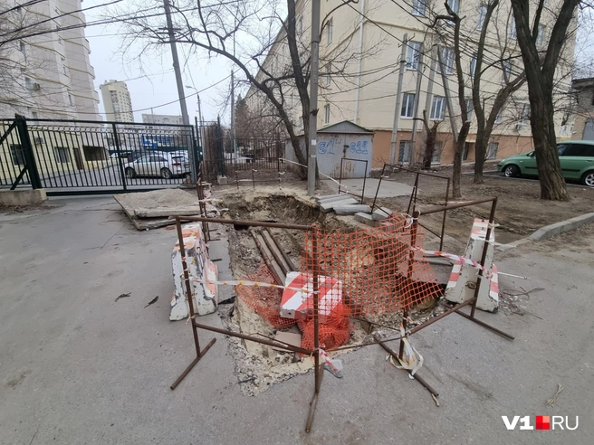 В глубине котлована спрятались несколько ржавых труб и бетонный блок ограждения | Источник: Константин Завриков / V1.RU