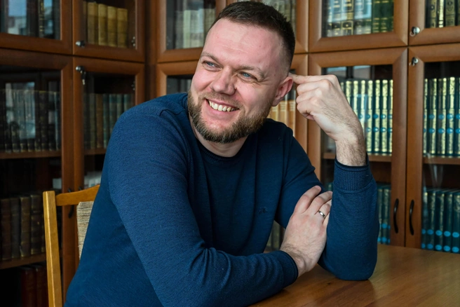 Для души Антон читает фантастику и фэнтези | Источник: Ева Михалевская / NGS.RU