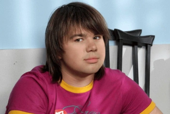 «Бегал за ней с шампуром и пытался убить»: актера, сыгравшего Полежайкина в «Папиных дочках», обвинили в домашнем насилии