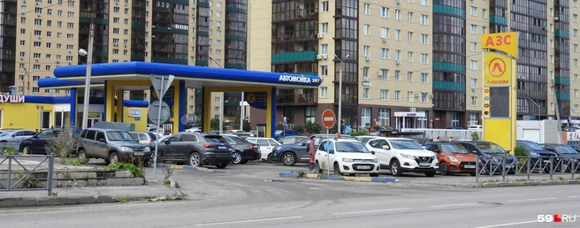 Стела выключена, но заправка продолжает работать | Источник: Кирилл Хафизов / 59.RU