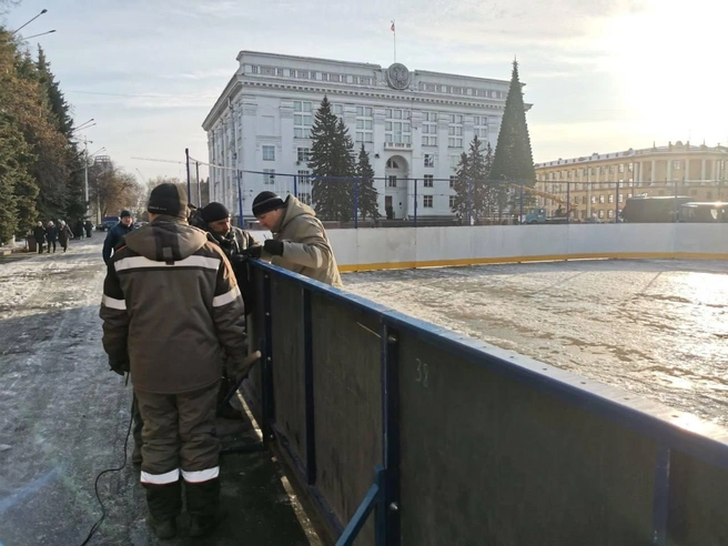 Каток на площади обычно открывается с окончанием возведения центральной елки | Источник: администрация Кемерова